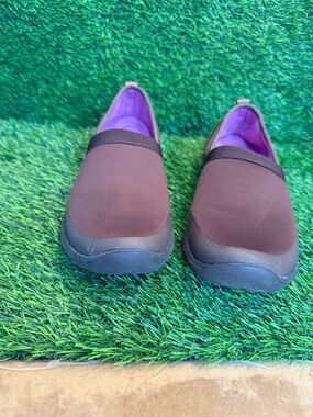 Crocs women Slip-On Comfort Shoe in Brown with Purple Lining size 8